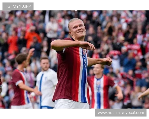 哈兰德背身拿球完成转身