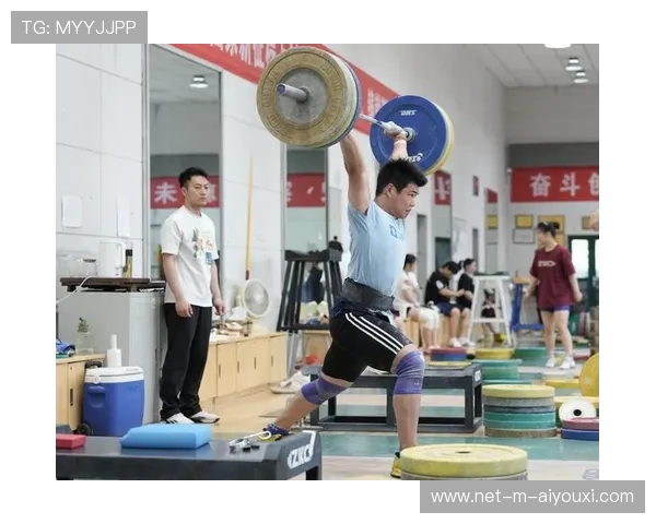 举重训练课程注重技术细节与安全，举重教学